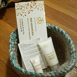 💟NWOT handmade Crochet basket w Arbonne samples💟